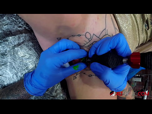 ❤️ Extrem tätowierte Hottie Sully Savage hat ein Tattoo auf ihrer Klitoris ❤ Sex video bei de.sextoysformen.xyz